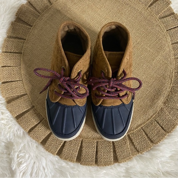 OshKosh B’gosh Boys Tarin Ankle Boots with durable traction and Duck Toe Size 1 - Picture 7 of 11